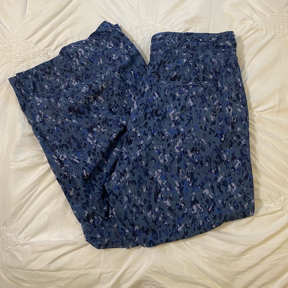 ATHLETA Wide Leg Blue Camo Cropped Pants Women's 8 - Picture 2 of 3